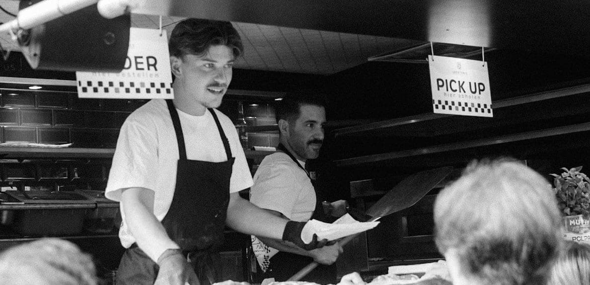 Das Team des Lu’s Foodtrucks reicht frisch zubereitete Pinsa über die Ausgabetheke